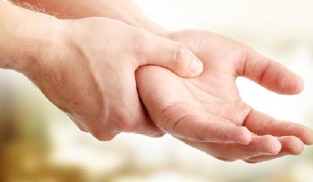 Tremblement de la main: causes et traitement chez les adultes