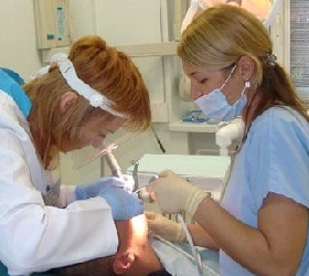 Zyste an der Wurzel der Zahnbehandlung