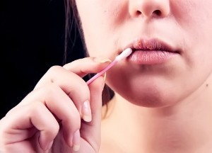 טיפול מהיר של הרפס על השפתיים עם תרופות עממיות
