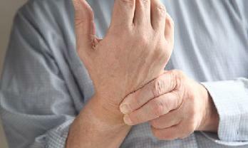 bolečine sklepov prstov z rokami