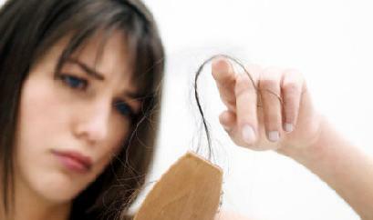 Izpadanje las pri ženskah povzroča